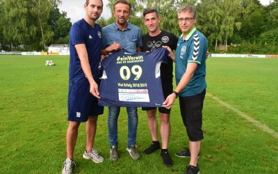 Ein Handball-Trikot als Glücksbringer für unsere Fußballer