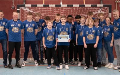 Konfetti, Torte, Meister-Shirts und Medaillen: Handballer ehren mC2 für Bezirksliga-Titel